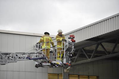 Esslingen: Brand einer Holzkonstruktion greift auf Dach ueber